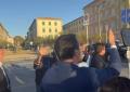 Livorno, contestatori contro Salvini: lui manda baci