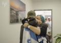 L'abbraccio degli ostaggi israeliani liberati con le famiglie