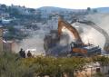 I bulldozer israeliani demoliscono casa palestinese in Cisgiordania