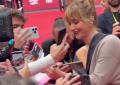 Festa Roma, Jennifer Lawrence si concede ai fan: saluti e autografi