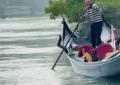 Venezia a Roma, due Gondole in navigazione sul Tevere