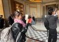 Riapre il Louvre, tanti curiosi davanti alla sala del furto