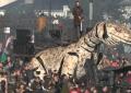 Un varano e un drago in piazza a Calais, lo spettacolo mozza il fiato