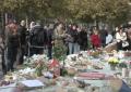 In centro a Parigi fiori e raccoglimento per la strage del 13 novembre