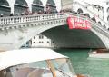 Venezia, il Canal Grande colorato di verde dagli attivisti per il clima