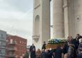 A Ponte Milvio l'addio a Nicola Pietrangeli, l'arrivo del feretro