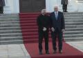 Zelensky a Berlino stringe la mano a collega Steinmeier