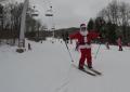 Sciata benefica con centinaia di Babbi Natale sulle piste del Maine