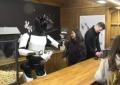 Berlino, nel mercatino di Natale il robot umanoide serve popcorn