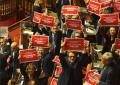 Ok del Senato su maxiemendamento manovra, Pd protesta in aula