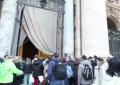Giubileo, fila a San Pietro per la Porta Santa prima della chiusura