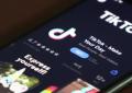 L'Ue: TikTok "crea dipendenza", viola regole sui contenuti digitali