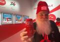 Babbo Natale collezionista di pin CocaCola arriva alle Olimpiadi