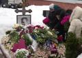 Canti, fiori e preghiere davanti alla tomba di Navalny