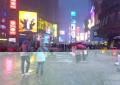 New York sotto la neve, turisti a Times Square