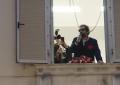 Sanremo, Paradiso saluta i fan dal balcone del Club dei Romantici