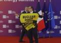 Blitz di Greenpeace da Macron al summit sull'energia nucleare
