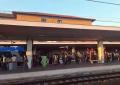 Pisa, manifestazione pro Palestina sui binari della stazione ferroviaria: circolazione bloccata per un'ora, oltre 1500 partecipanti - VIDEO