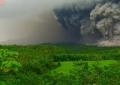 Indonesia, erutta il vulcano Semeru, colate di lava e nubi di cenere alte fino a 7 km fuoriuscite dal cratere, oltre 300 gli evacuati - VIDEO