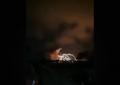 Siria, ancora raid israeliani su Homs e Latakia, colpiti depositi di munizioni e quartieri residenziali: almeno 13 morti - VIDEO
