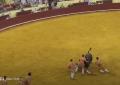Corrida choc, doppio decesso a Lisbona: torero 22enne ucciso travolto da un toro, spettatore 73enne morto dopo malore improvviso - VIDEO
