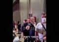 Global Sumud Flotilla, Ben Gvir obbliga attivisti a sedersi per terra in carcere e li insulta chiamandoli "terroristi" - VIDEO choc