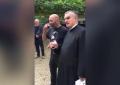 Predappio, padre Giulio Maria Tam già scomunicato dal Vaticano canta inno fascista “Giovinezza primavera di bellezza” a Villa Mussolini - VIDEO