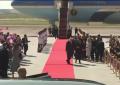 Malesia, Trump scatenato si unisce ai passi dei ballerini che lo accolgono con musiche tradizionali all'aeroporto di Kuala Lumpur - VIDEO