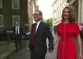 Starmer e la moglie Victoria arrivano a Downing Street, per loro saluti e abbracci in strada