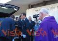 Il feretro di Emilio Fede lascia la Chiesa di Dio Padre a Milano 2