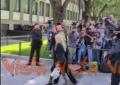 L'arrivo di Donatella Versace con un mazzo di fiori alla Camera ardente di Giorgio Armani