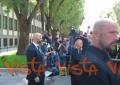 Donatella Versace lascia la Camera ardente del re della moda Giorgio Armani