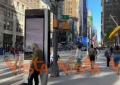 Ago, filo, bottone gigante e la statua di un sarto al lavoro. L'installazione artistica a New York