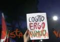 "Lasciate ogni speranza voi che non manifestate", i cartelli al corteo per la Flotilla a Roma
