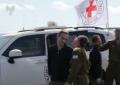 Gli ostaggi israeliani liberati da Hamas accolti dall'Idf al checkpoint