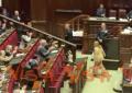 Meloni saluta con la mano uscendo dall'Aula della camera dopo informativa su Consiglio Ue