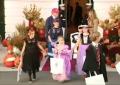 Trump e Melania accolgono i bambini con "dolcetto o scherzetto" a festa Halloween alla Casa Bianca