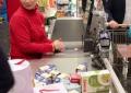 Lollobrigida fa la spesa al supermercato a Roma per donarla alla Colletta Alimentare