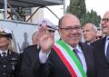 Carlo Verdone riceve fascia tricolore da Gualtieri, sindaco per un giorno nel suo 75esimo compleanno