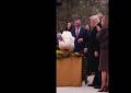 La carezza di Trump al tacchino Waddle durante la cerimonia di grazia alla Casa Bianca