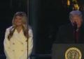 Trump e Melania accendono l'albero di Natale di Washington