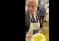 Tajani serve il risotto a festa Ambasciata Nuova Delhi per cucina italiana patrimonio Unesco