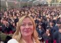 Il selfie di Meloni sul palco di Atreju con il pubblico: Ben accompagnata
