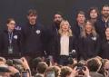 Meloni sul palco di Atreju con la felpa dei volontari canta l'Inno di Mameli