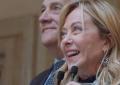 Meloni scherza coi dipendenti di Palazzo Chigi: Vi guardo negli occhi anche se altezza non mi aiuta
