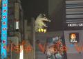 La Testa di Godzilla spunta dal palazzo del Toho Cinemas, a Tokyo