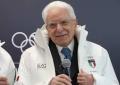 Mattarella riceve in dono dagli atleti il giaccone degli olimpiadi con il suo nome
