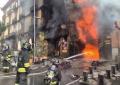 Scoppia un incendio in una pizzeria di Secondigliano (Napoli), evacuato l'edificio sovrastante