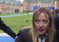 Fuorionda della premier Meloni durante il punto stampa in Belgio: "Sto congelando"