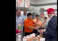 Trump visita un ristorante Whataburger in Texas e offre panini a tutti i clienti